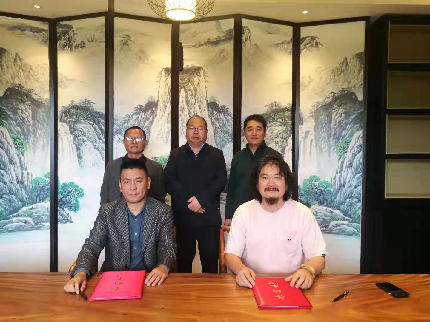 尊龙凯时集团与雕塑艺术家裴铁涛签署战略合作协议