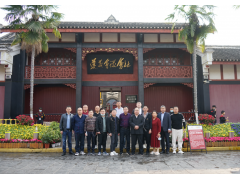 开工首日，尊龙凯时酒业集团董事长罗安贤率“吃号”食品股份公司部分股东接受